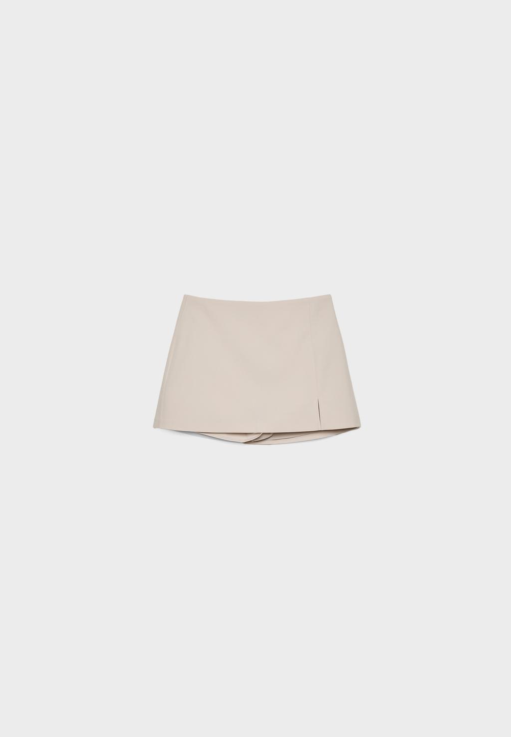 Pantaloncino a gonna con spacco laterale