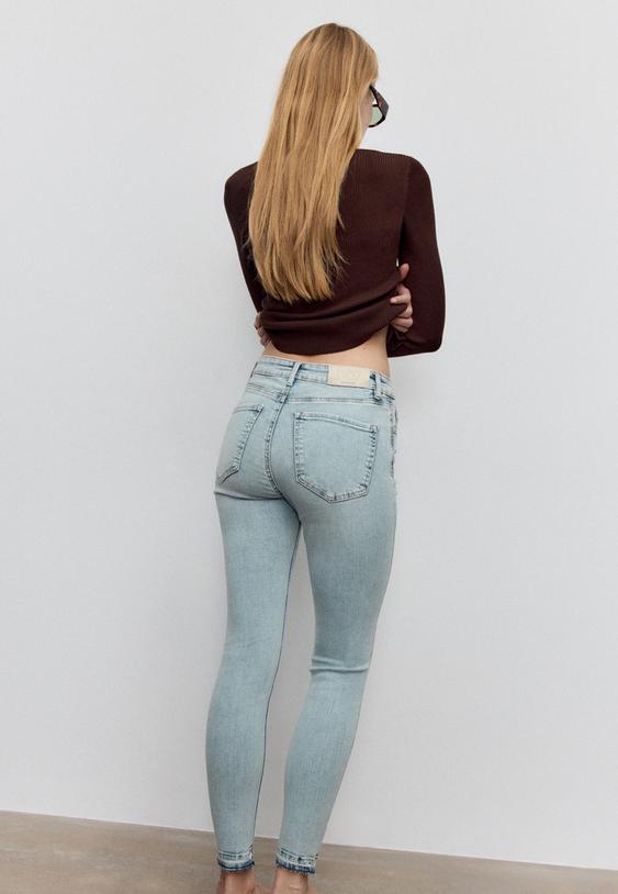 Stradivarius D07 Jeans Skinny Regular Waist Mittelblauer Washed-Look Im Hellen Jeansblau 38