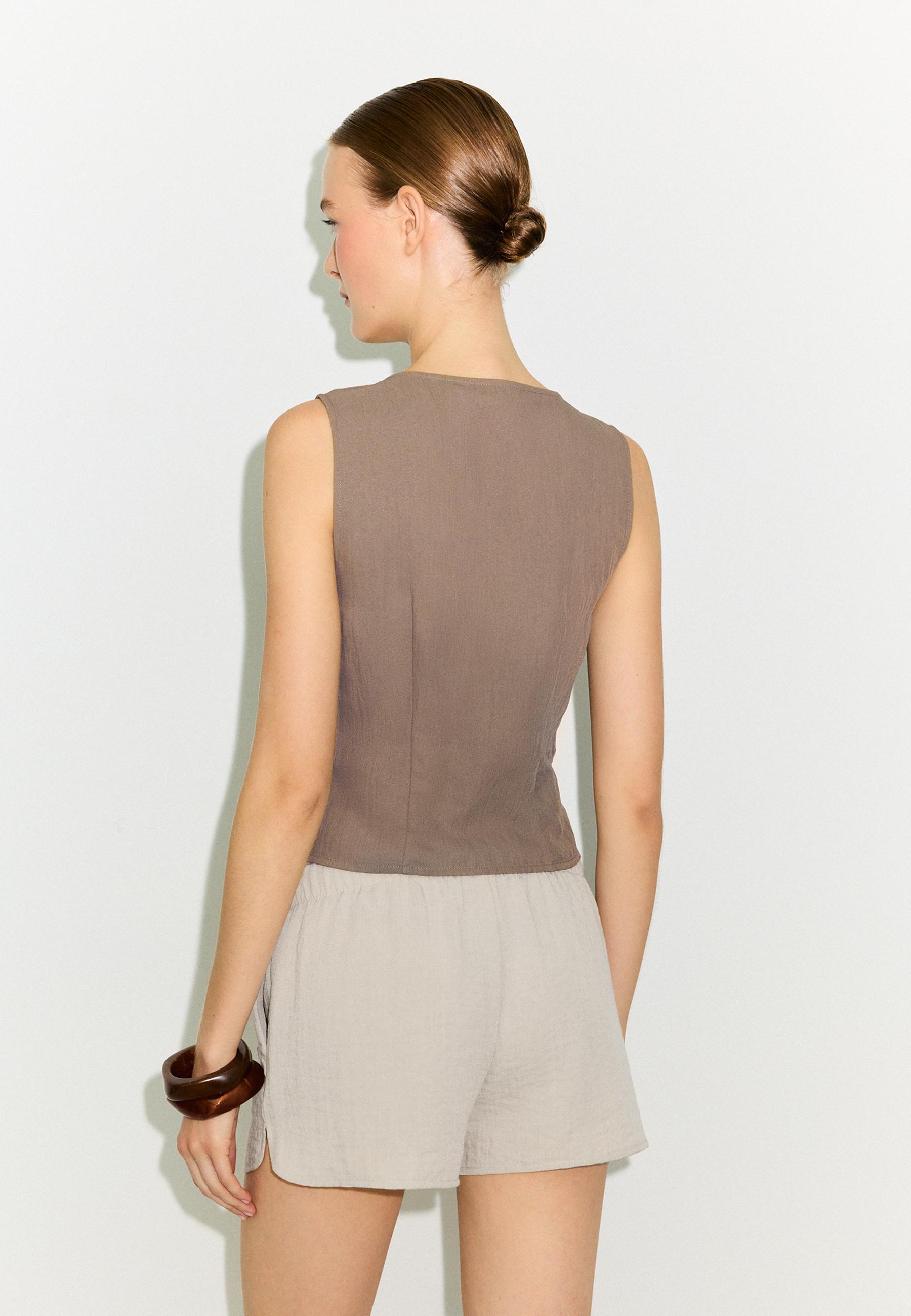 Regular buttoned waistcoat — Pale camel