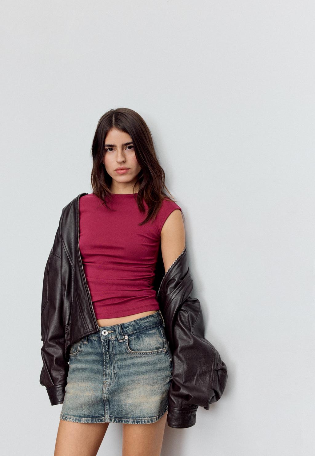 Основна вталена тениска с набиране