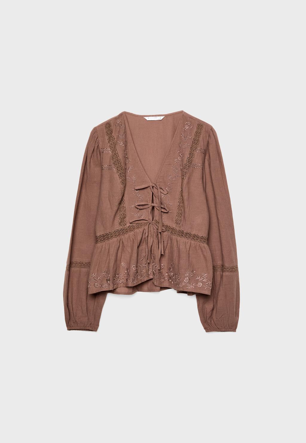Легкая блузка с вышивкой и узлом