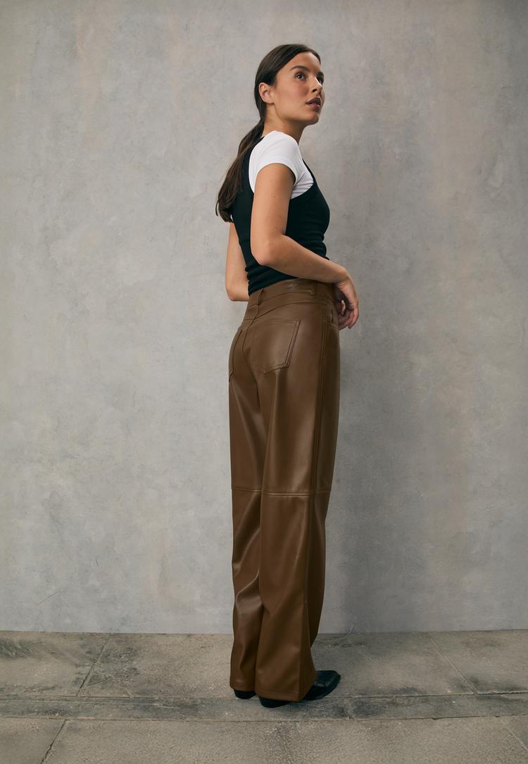 pantalon straight efecto piel