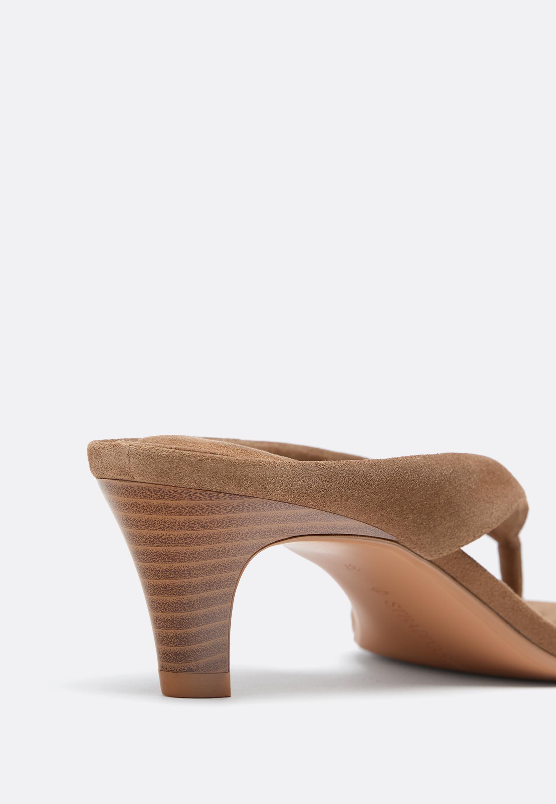 Deri topuklu parmak arası sandalet