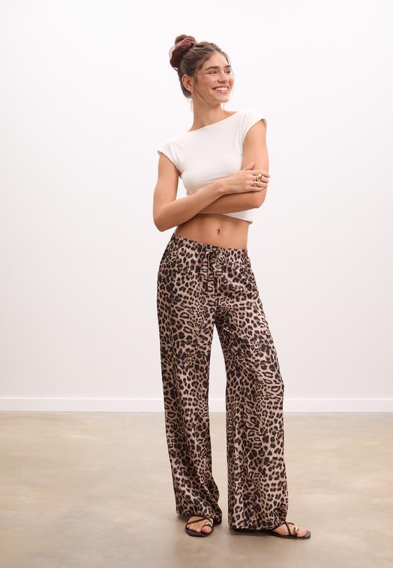 lange soepelvallende broek van zijdeachtige stof