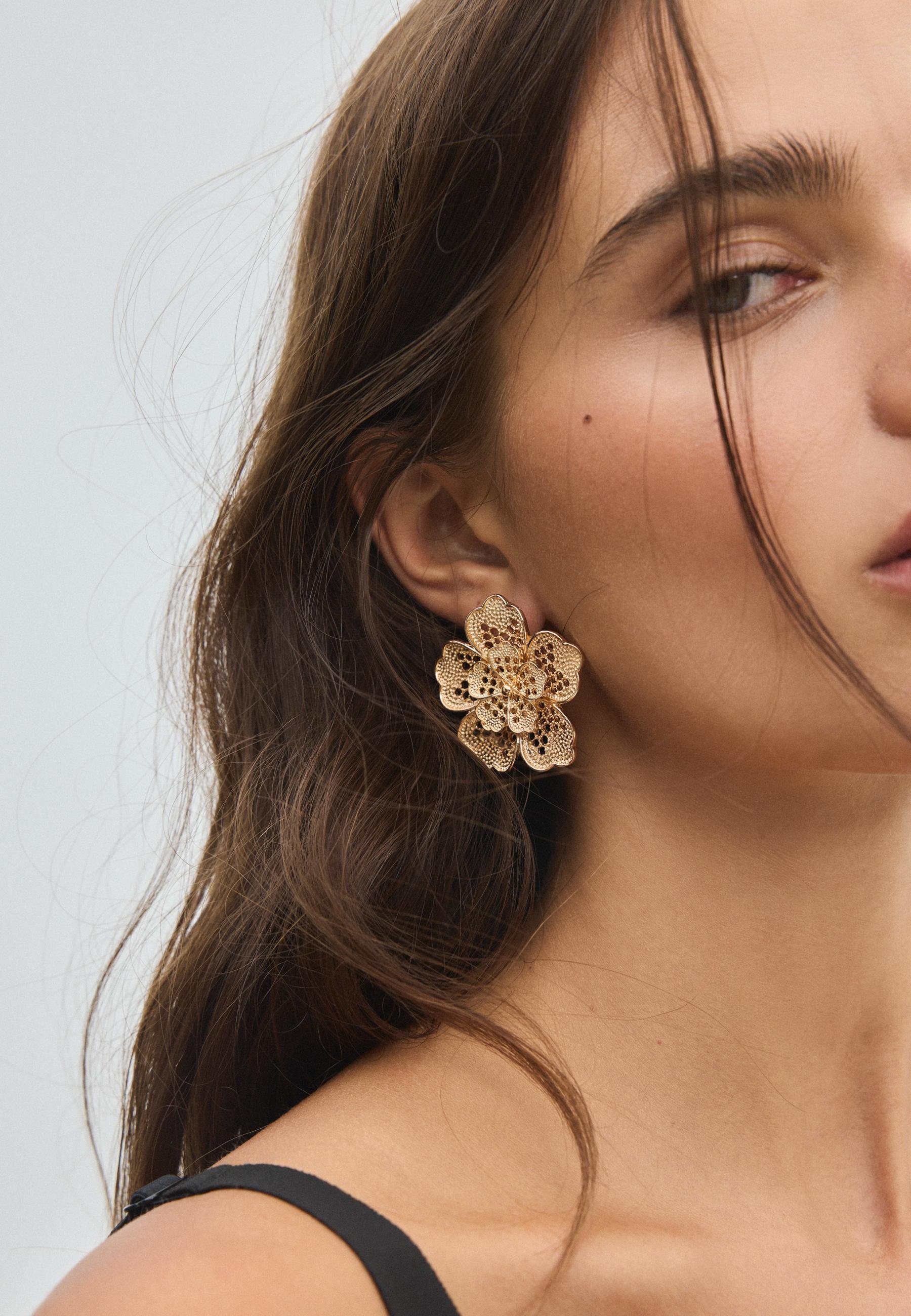 Lace-effect flower earrings — Gold