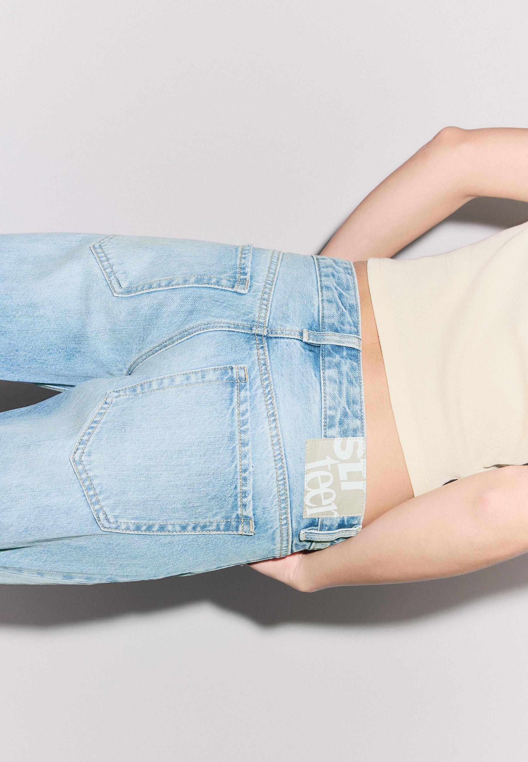 Low-rise straight-leg jeans — MEDIUM LIGHT BLUE DENIM