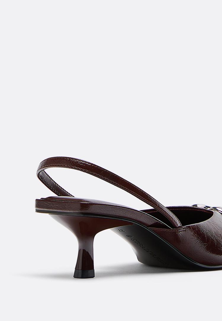 zapato tacon detalle metalico