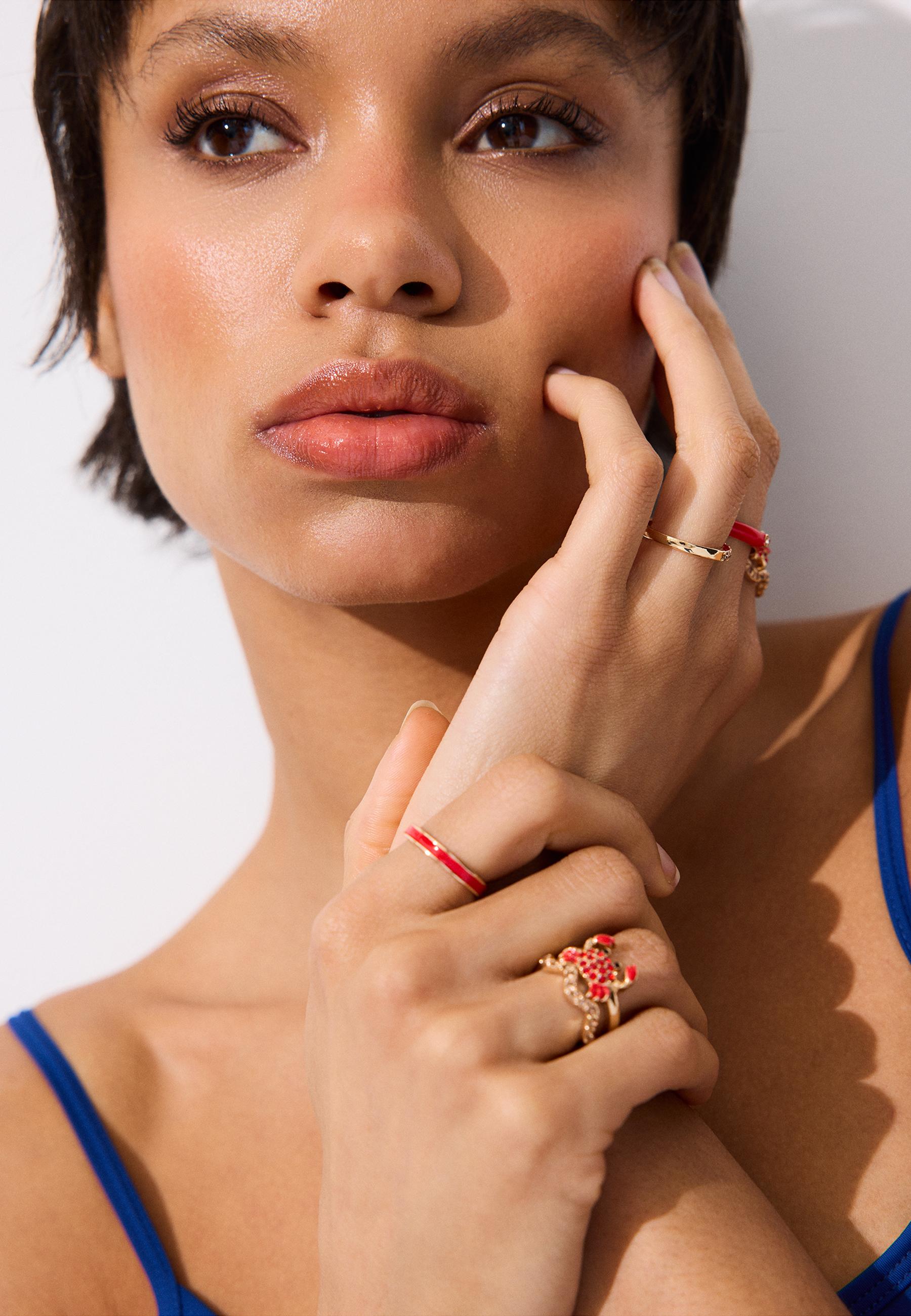 Set of 7 shimmery crab rings — Red