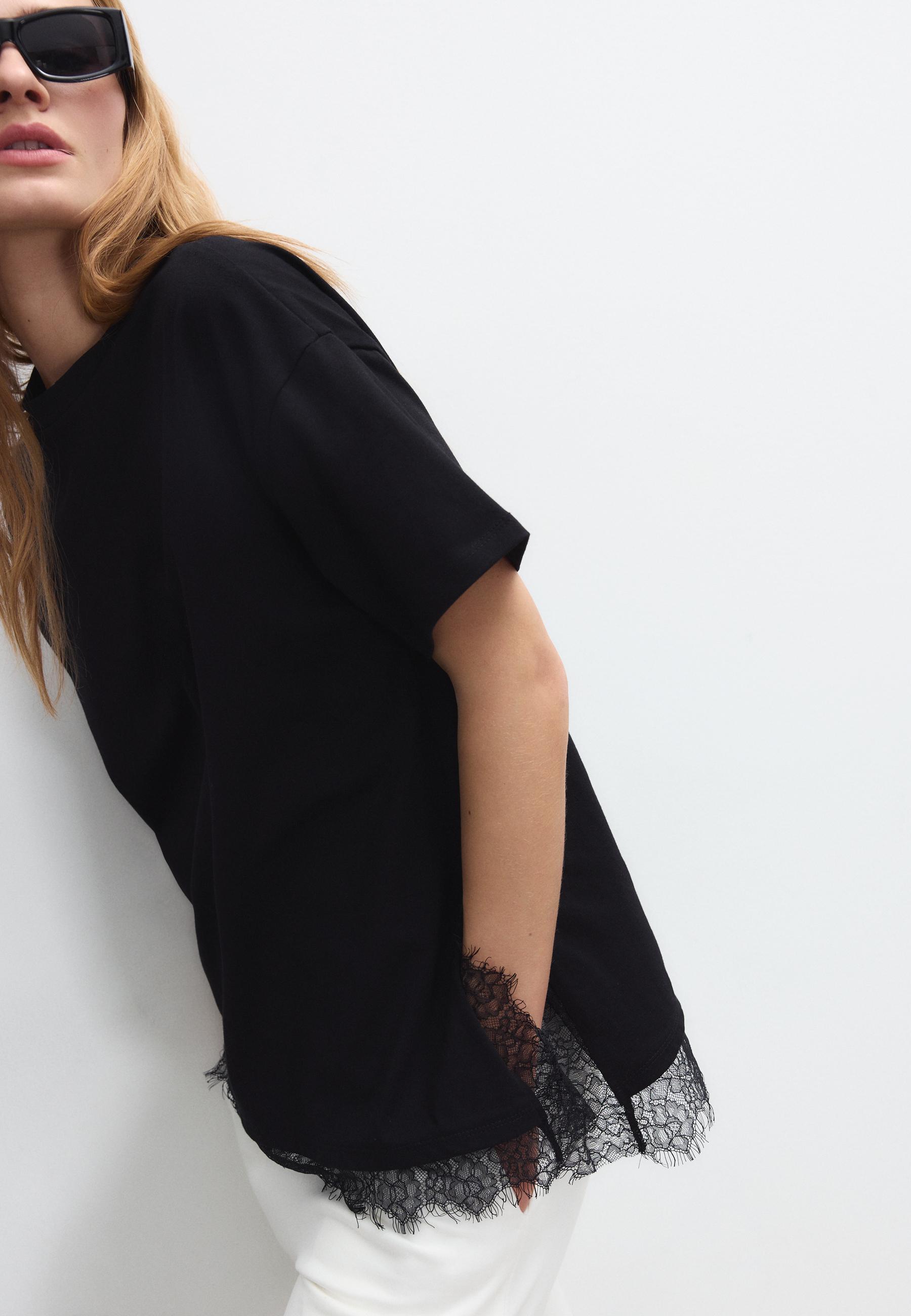 Short sleeve T-shirt with lace hem — Black