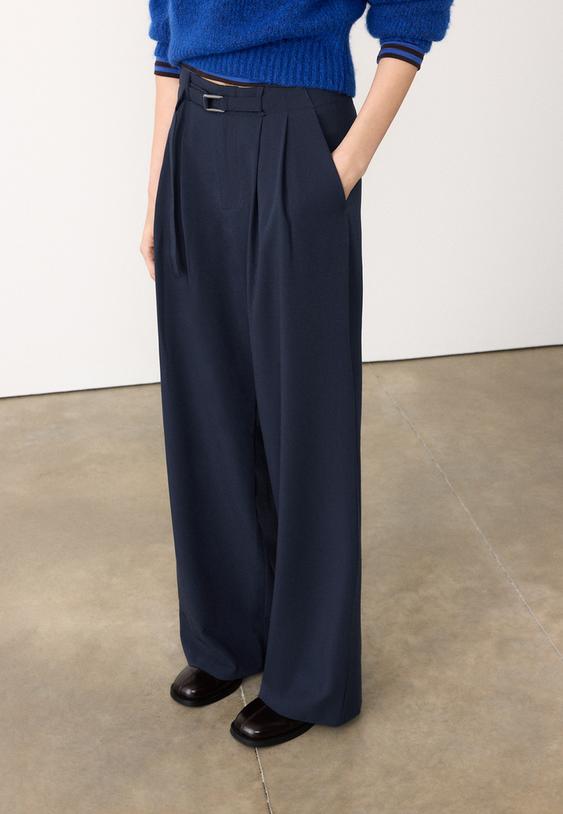 pantaloni ampi con dettaglio fibbia