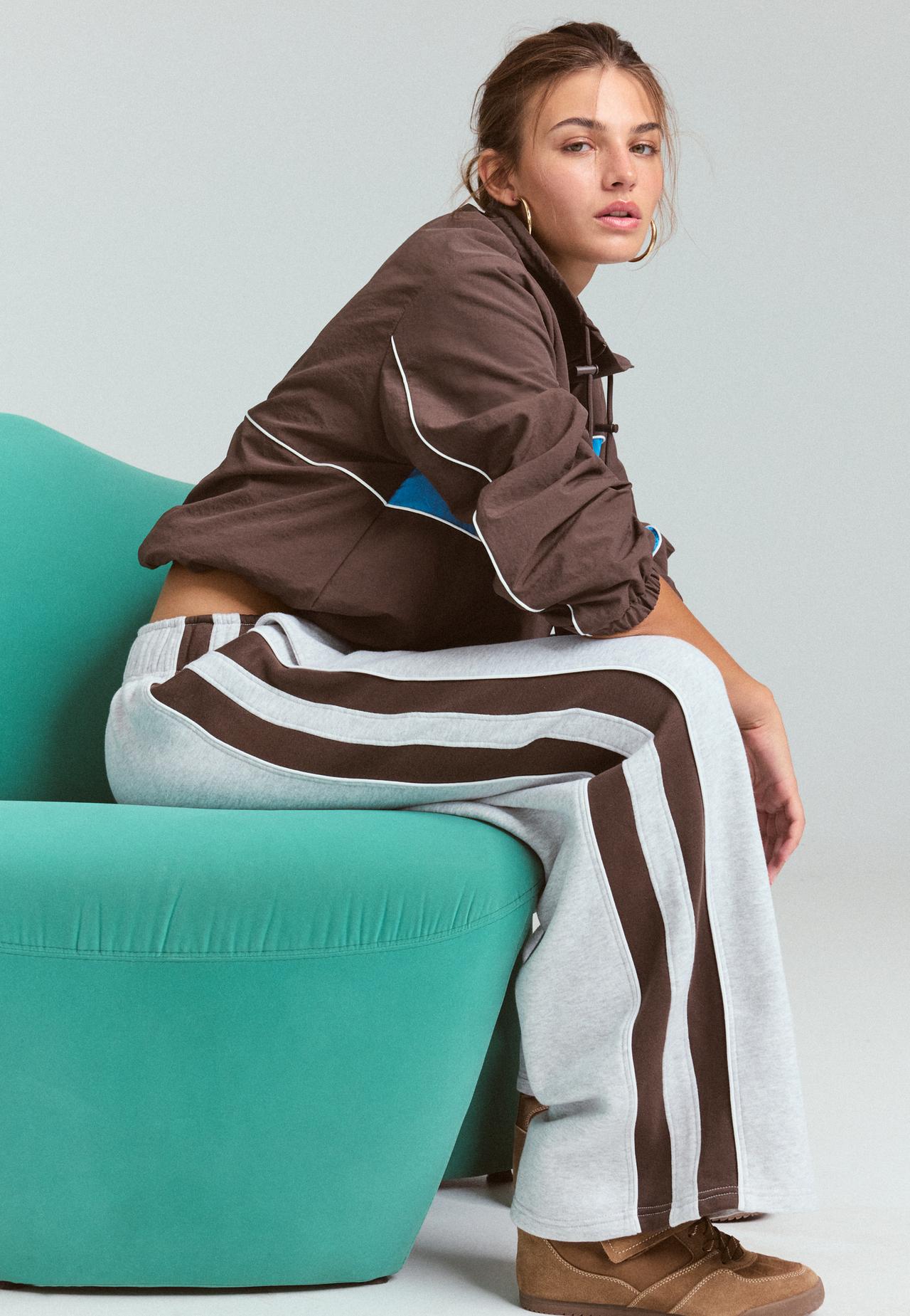 Plush side-stripe joggers — Brown