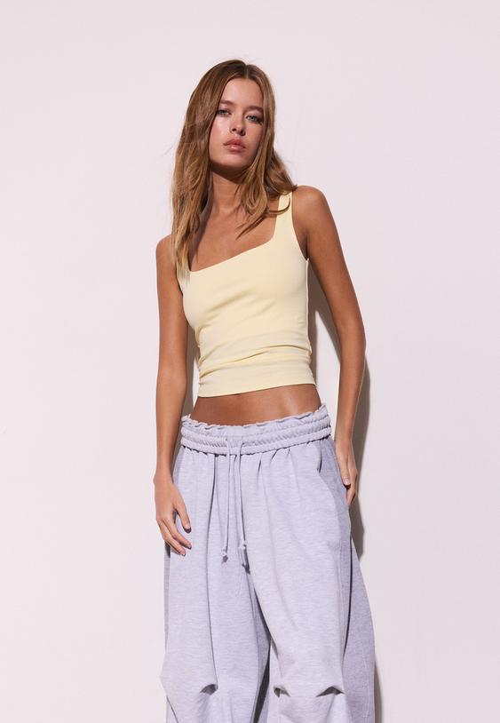 canotta con spalline larghe