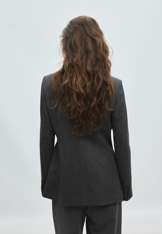 taillierter-blazer-mit-streifen-und-knopfen
