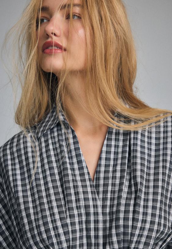 camisa de popelina com pregas