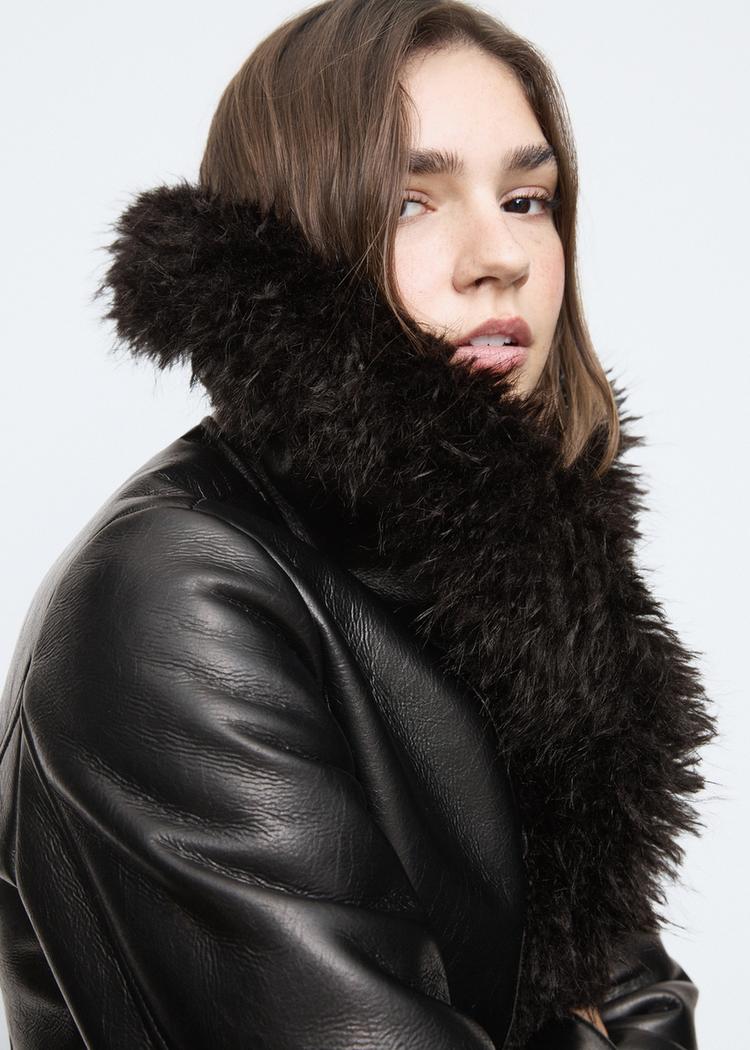 abrigo medio efecto piel pelo largo