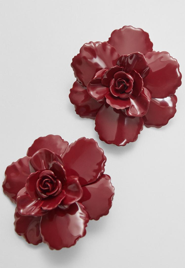 ohrringe-mit-metall-blume-im-kontrast