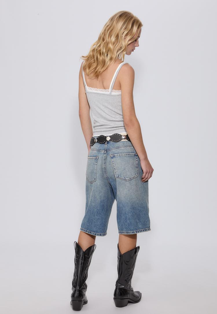 t shirt met dubbel contrast en bandjes