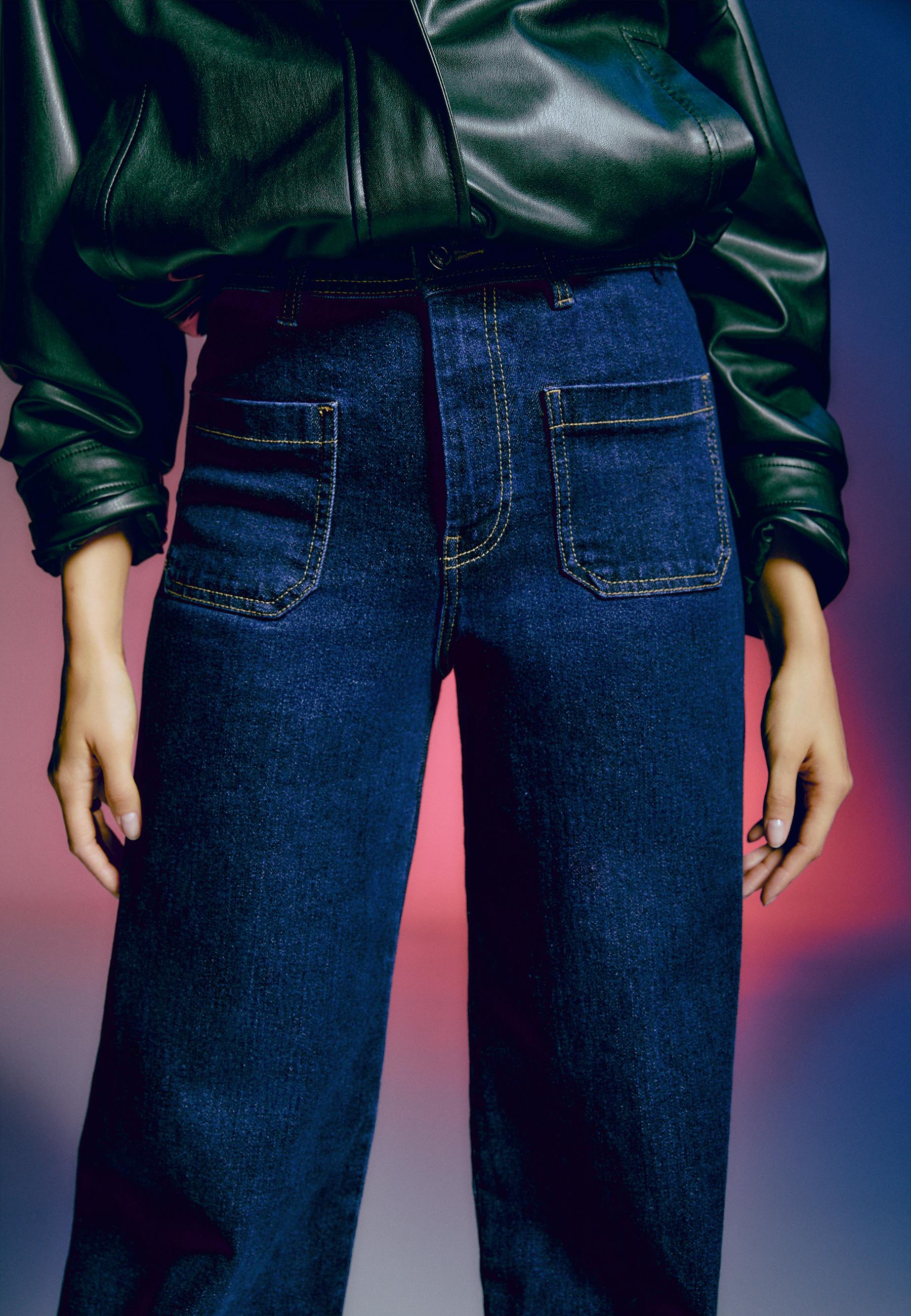 Straight-fit jeans with pockets - Women's fashion