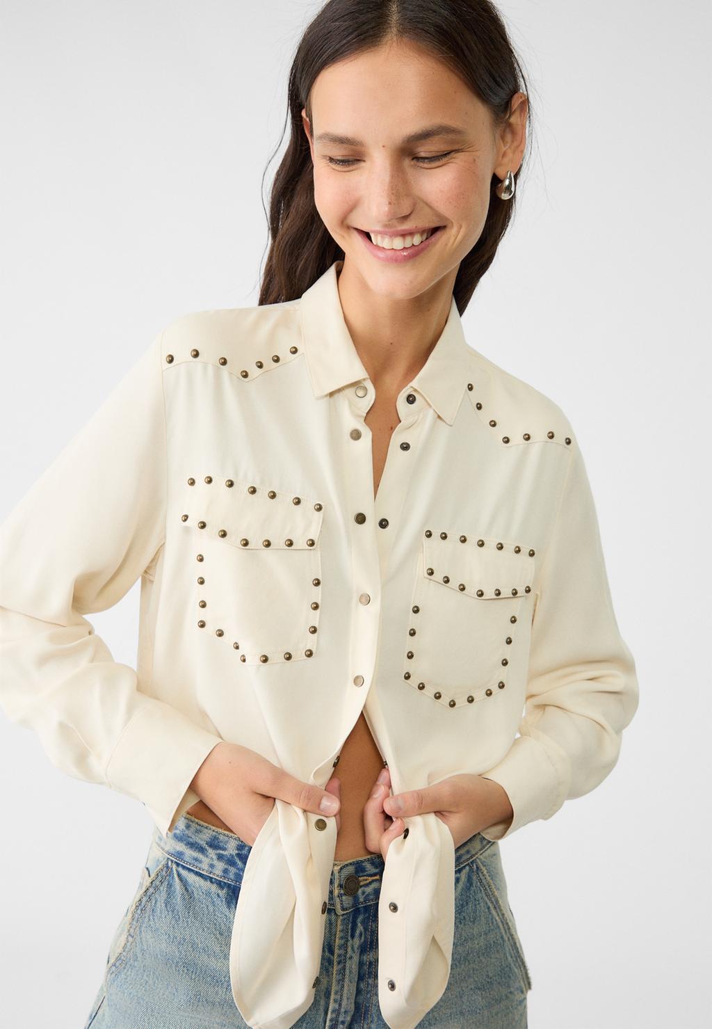 Loose shirt with studs