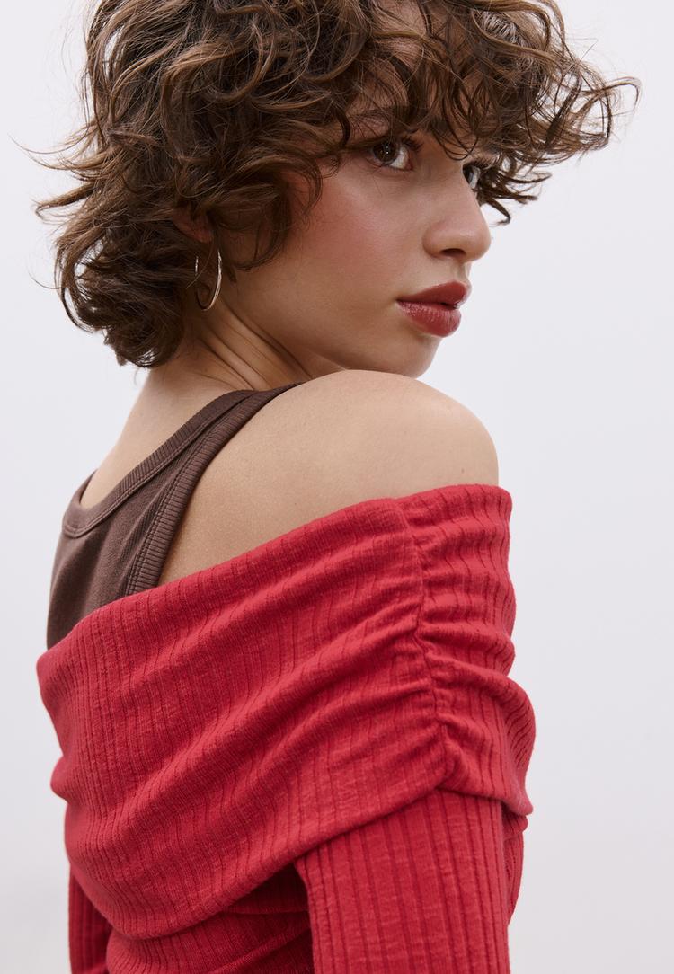 geruschtes-stricktshirt-mit-cutouts-an-den-schultern