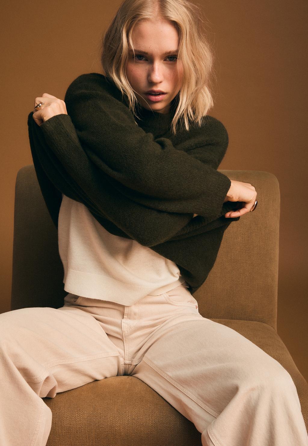 Джемпер из мягкого трикотажа