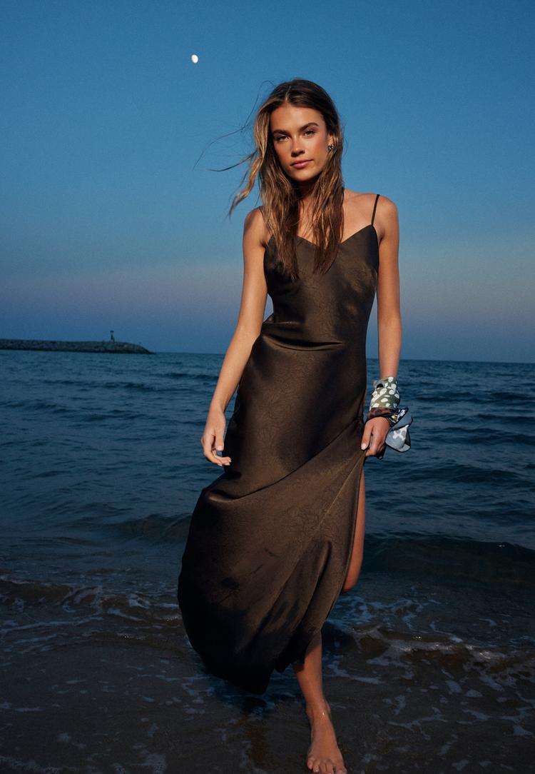 midikleid-in-satinoptik