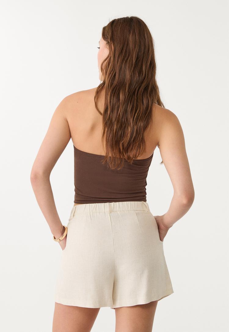 short fluido pliegues con lino