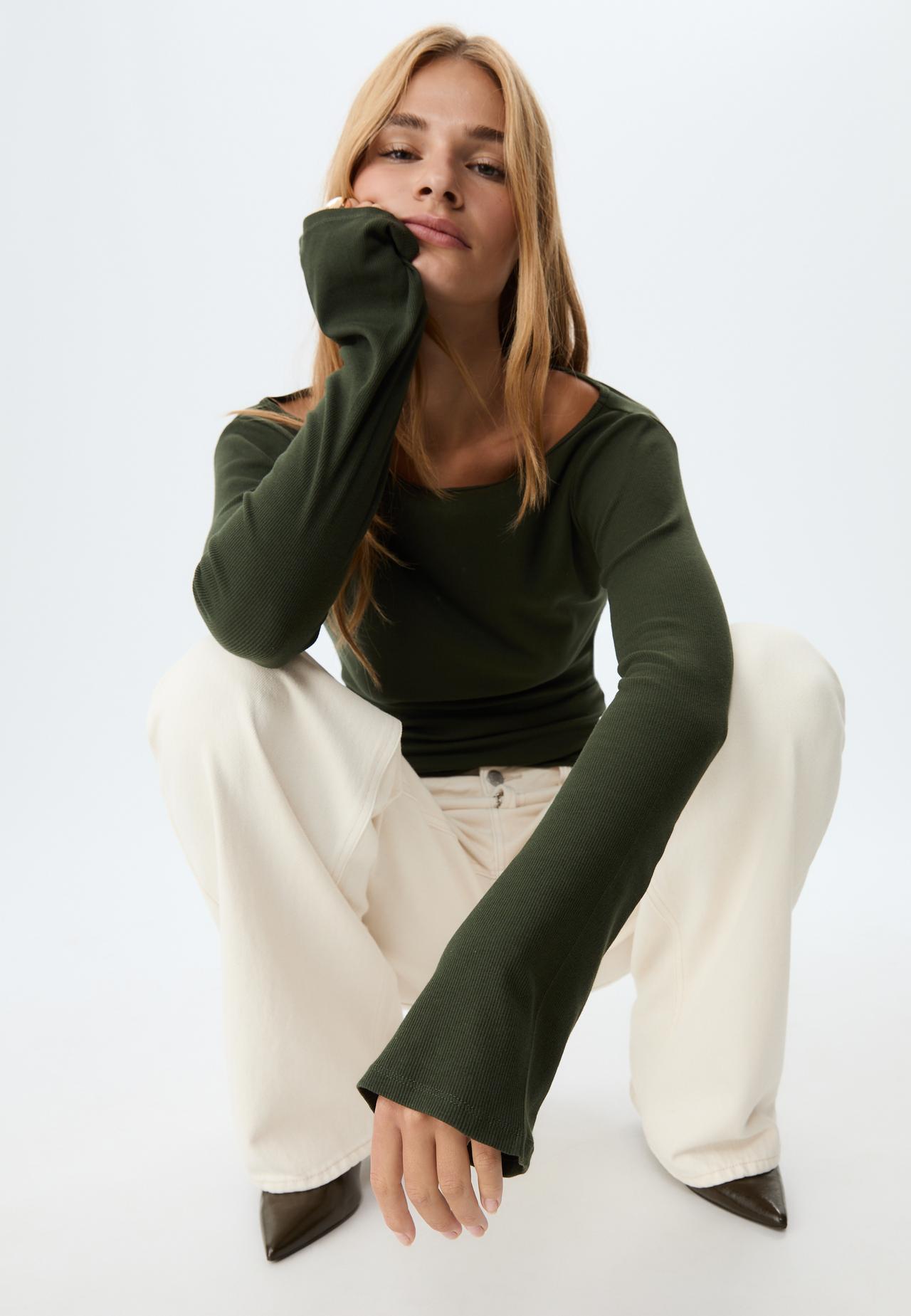 Basic-T-Shirt mit ausgestellten Ärmeln - T-shirts für Damen | Stradivarius Deutschland