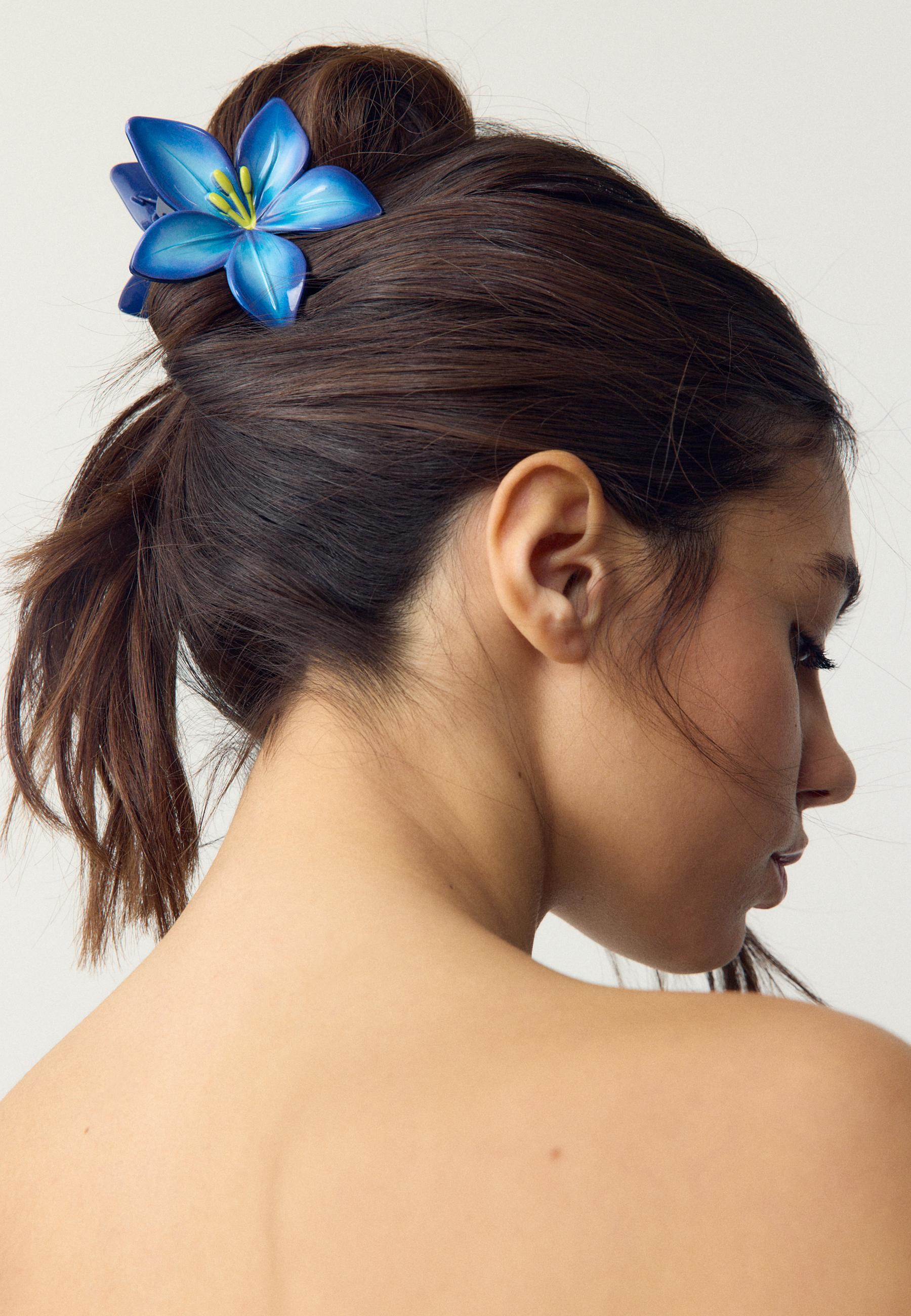 Flower hair clip — Electric blue