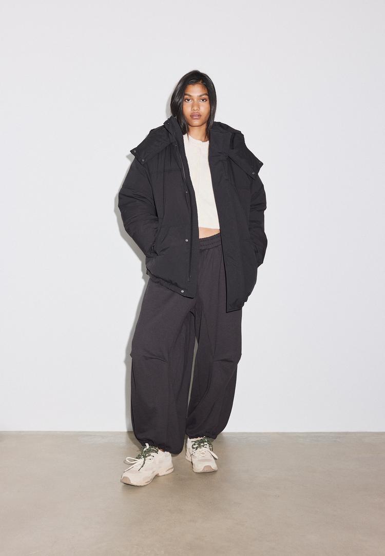Stradivarius Oversize-Steppjacke mit Kapuze  Schwarz L