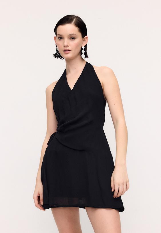 vestido fluido corto halter