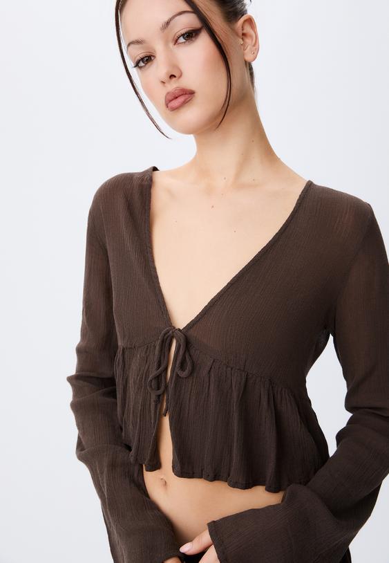 camisa com lacada e folhos