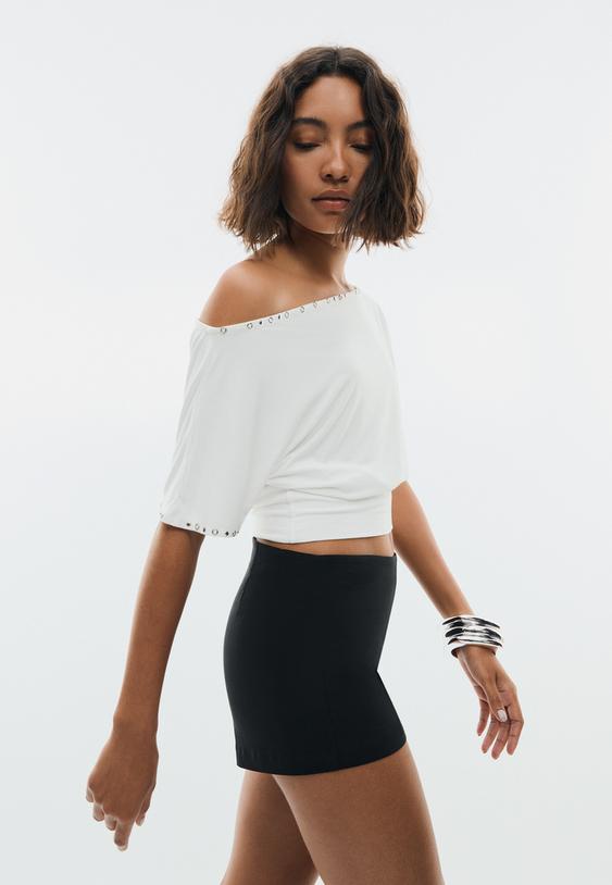 camiseta asimetrica tachas
