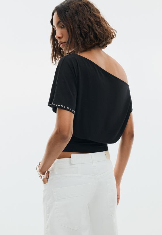 camiseta asimetrica tachas