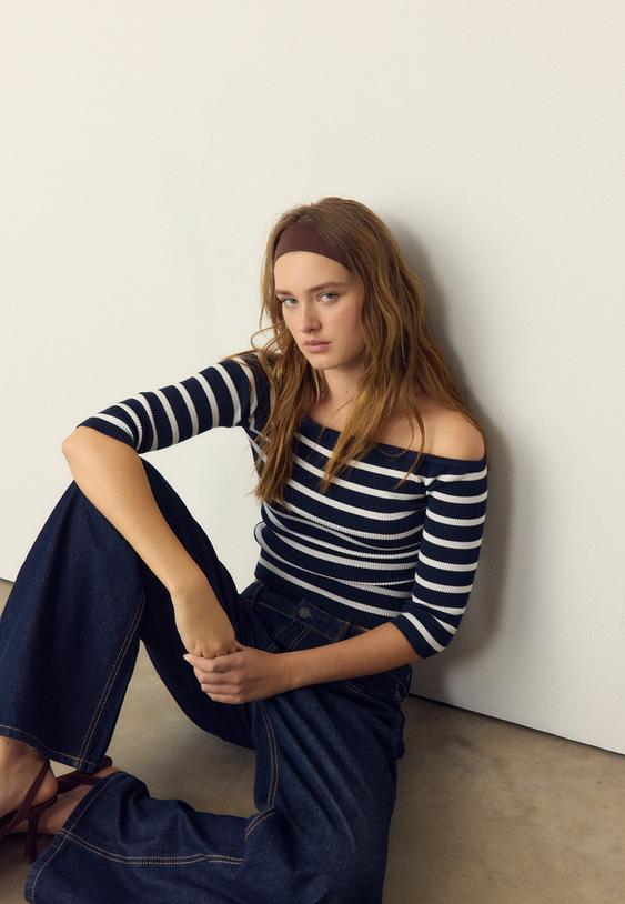 nauwsluitende gebreide trui met strepen