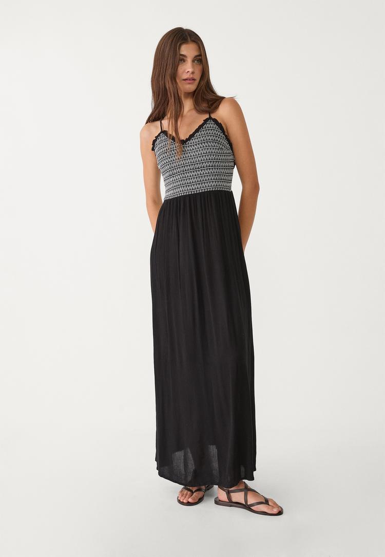 langes-flieendes-kleid-mit-kontrast