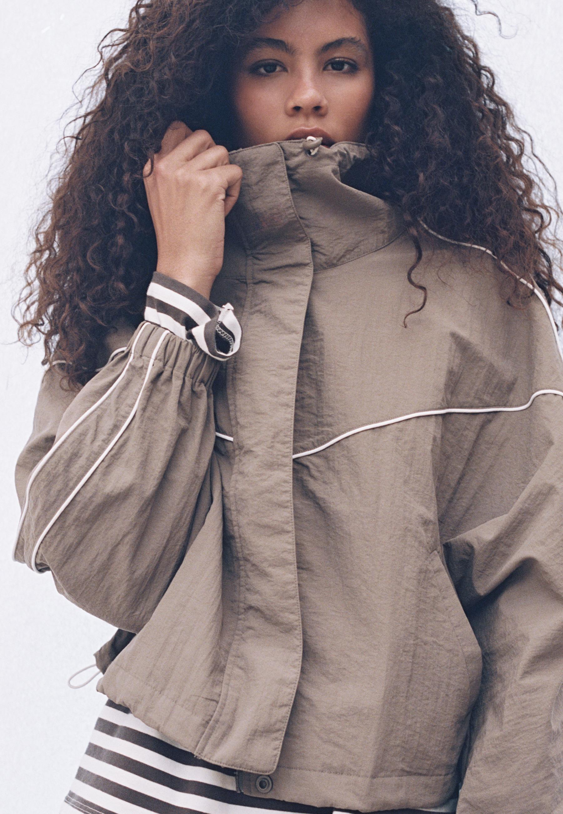 Technical windbreaker — Brown