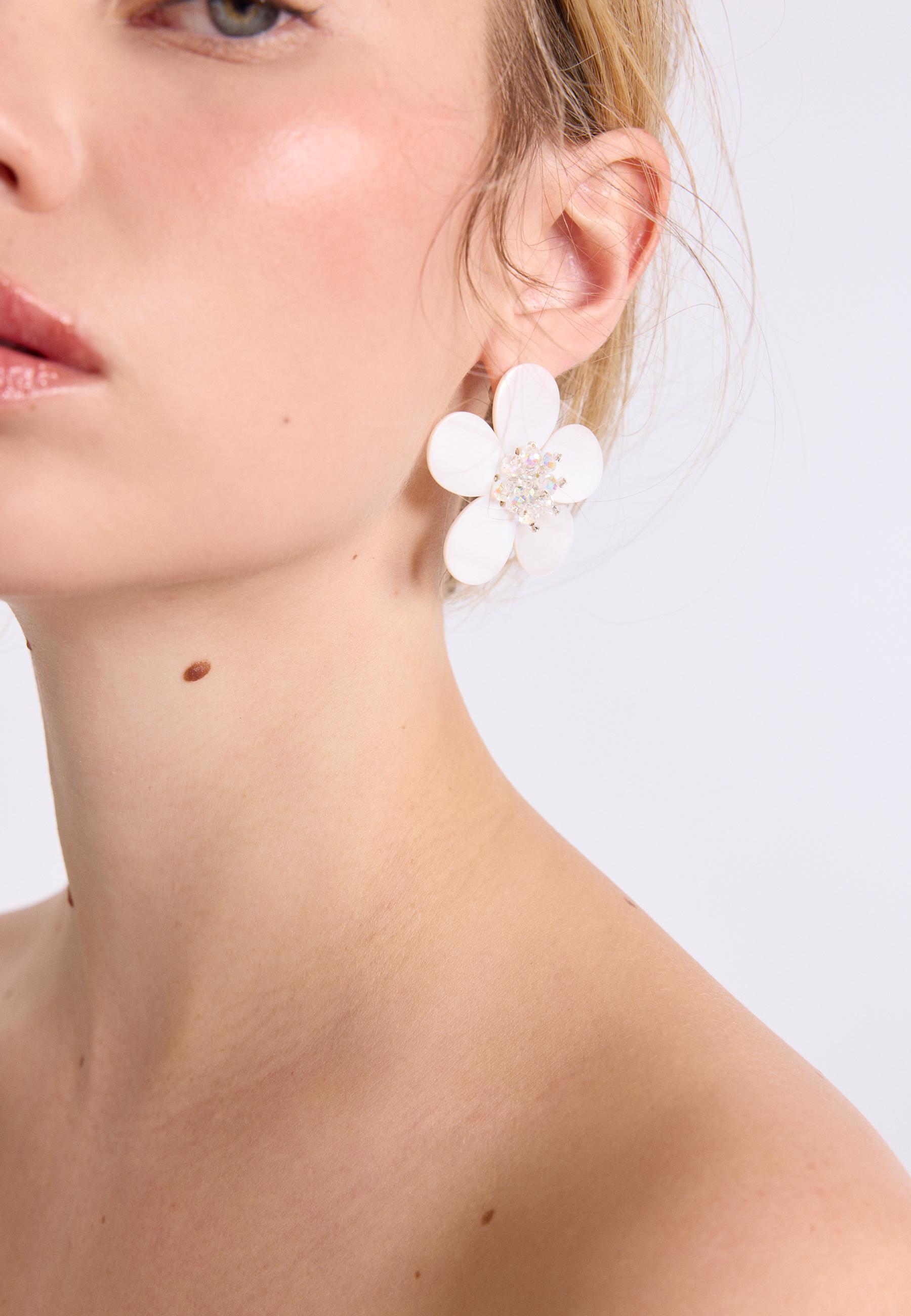 Mother-of-pearl effect flower earrings — White