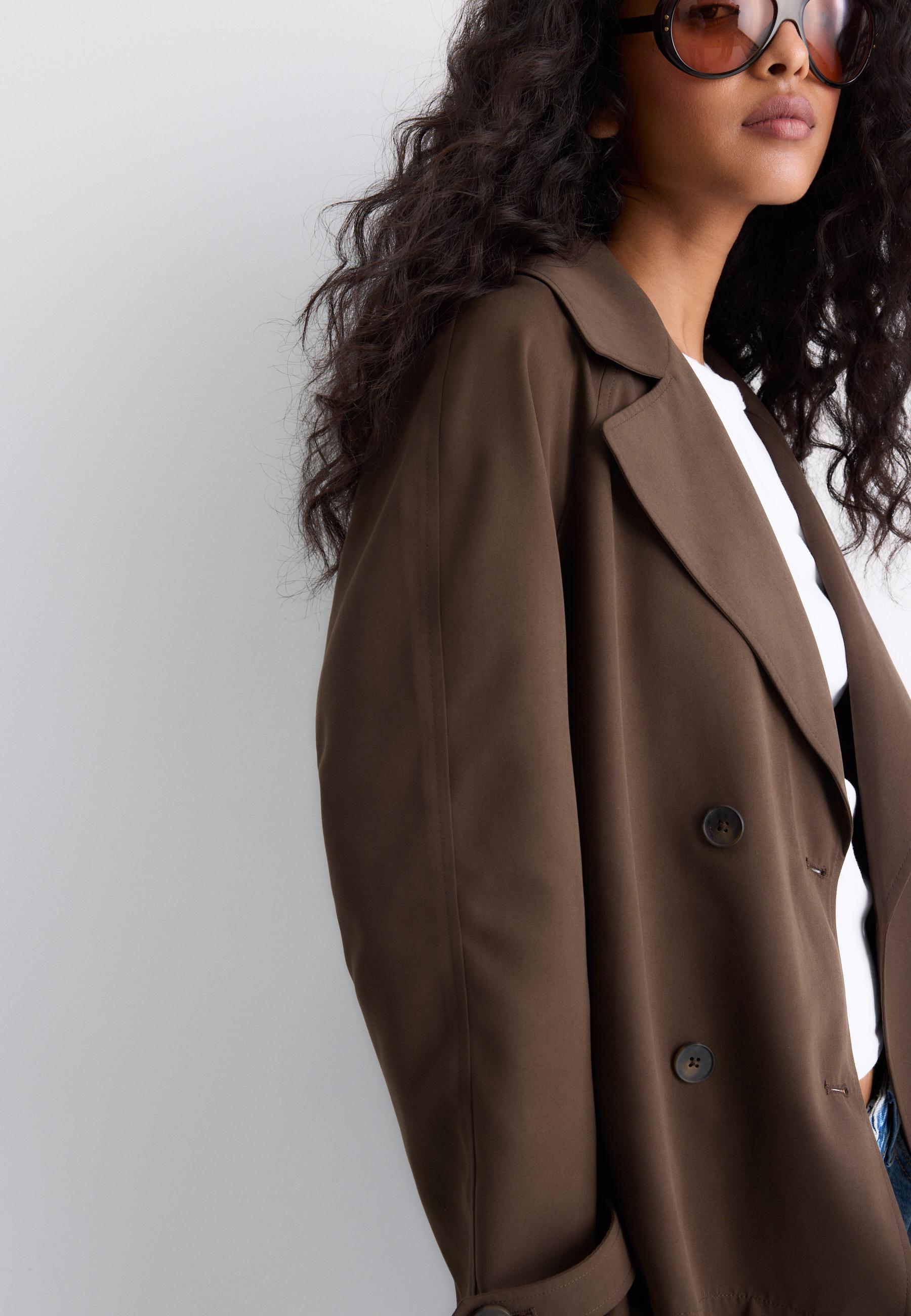 Short flowing trench coat with belt — Brown