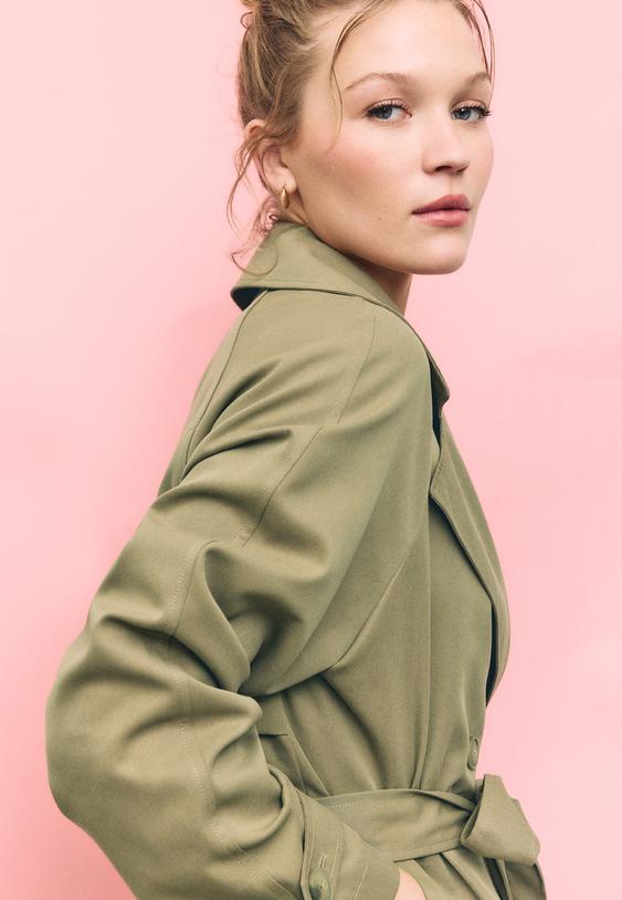 trench corto fluido con cintura