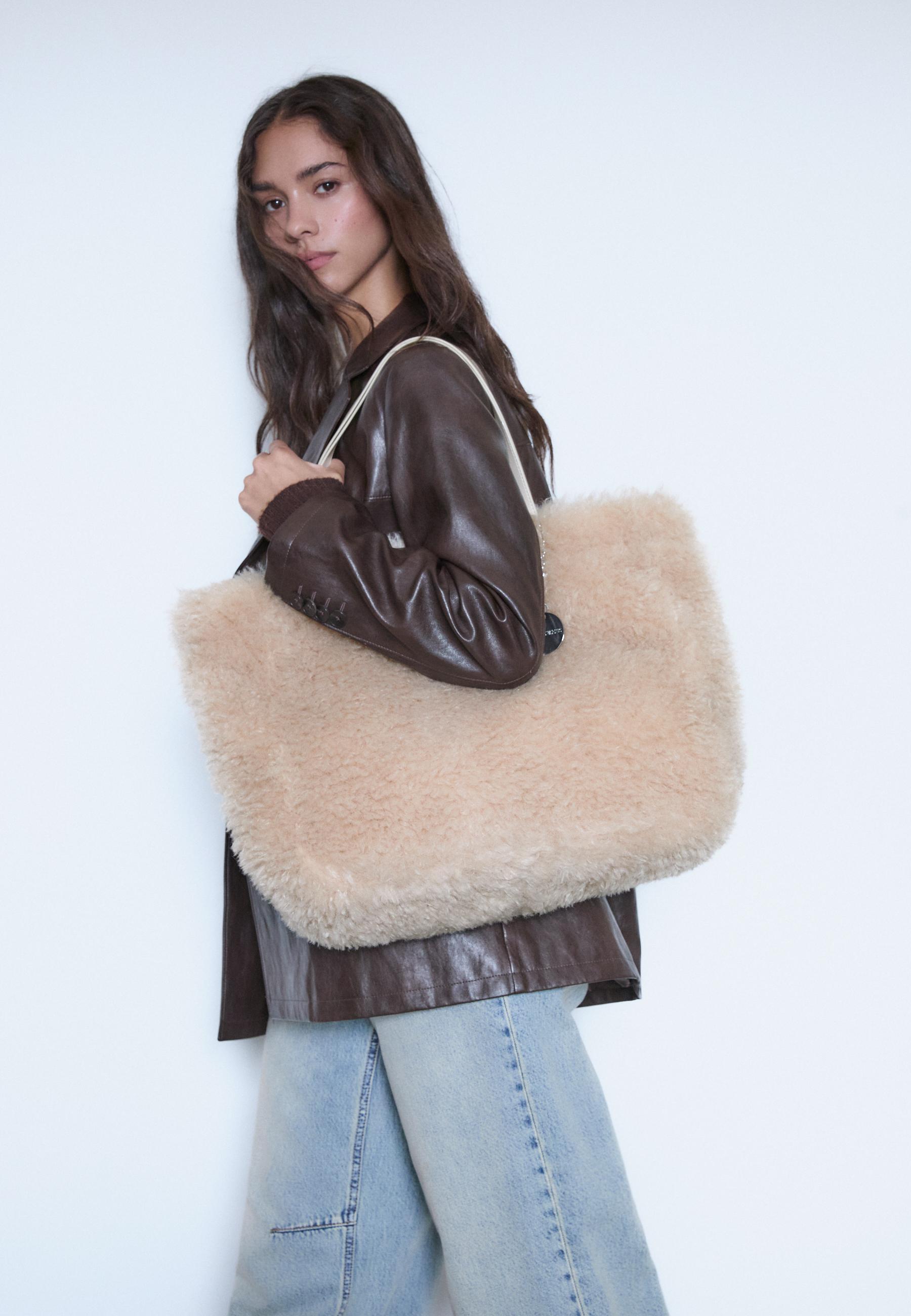 Faux fur shopper bag with plaque - Women's fashion | Stradivarius