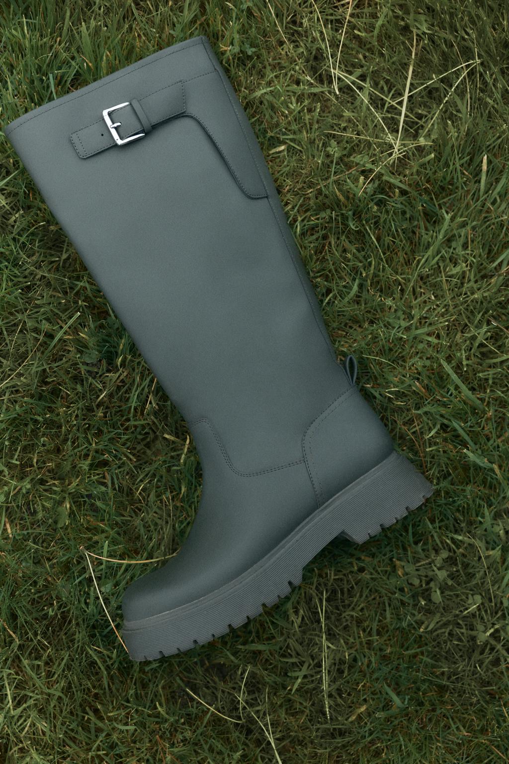 Flat rubber-effect boots