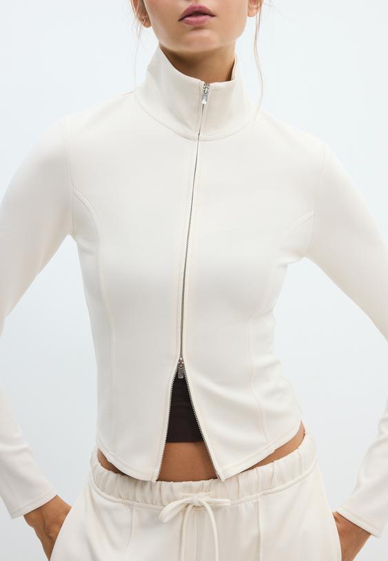 sweatshirt justa com fecho de correr e toque suave