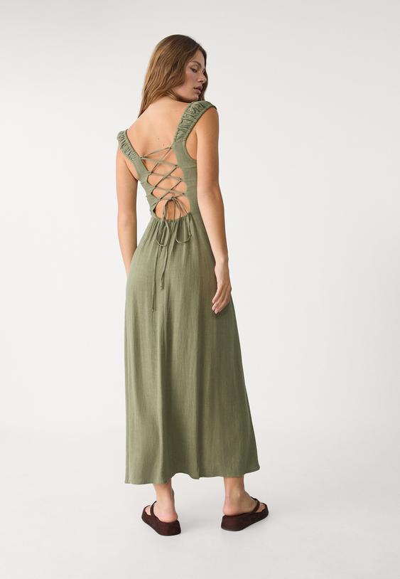 vestido fluido midi cruzado nas costas com linho