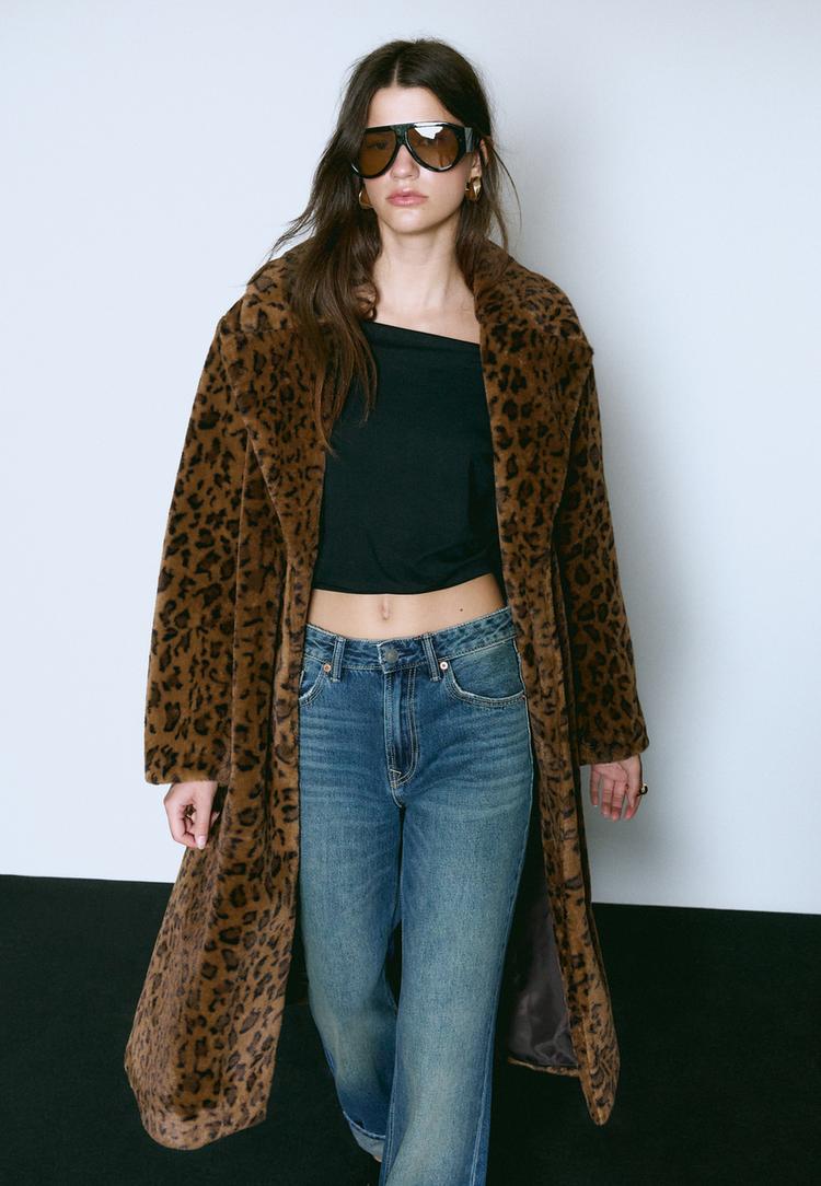abrigo largo efecto pelo leopardo