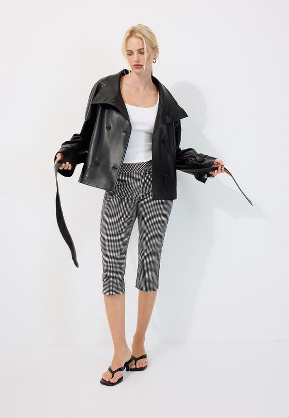 trenchcoat-aus-kunstleder-mit-stehkragen