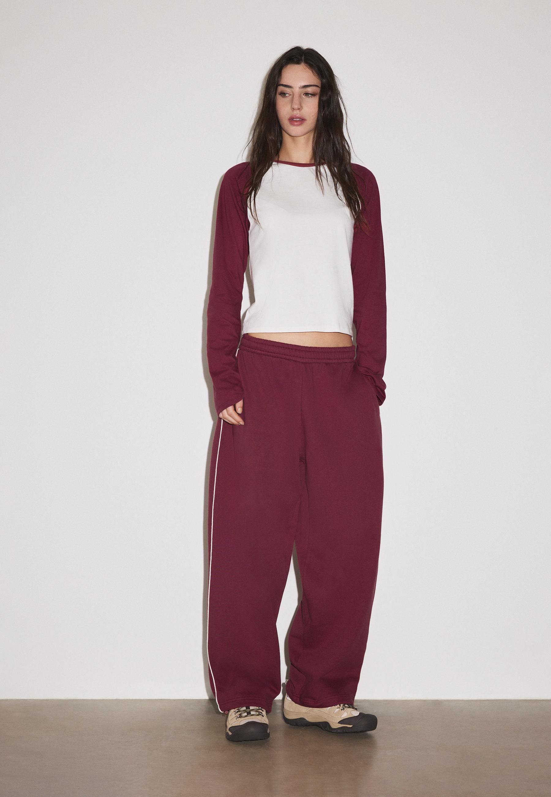 Plush joggers with piping and toggles — Dark red