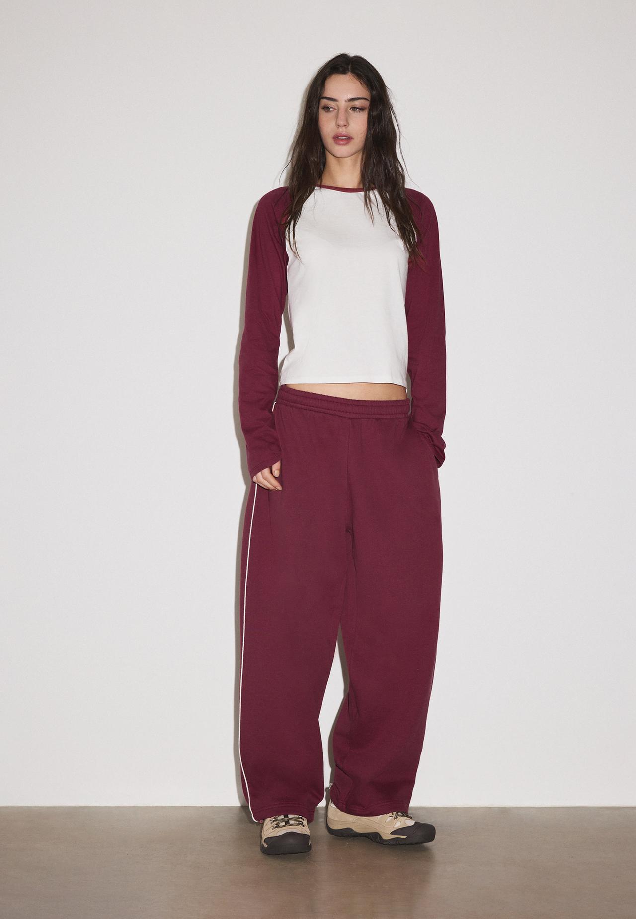 Plush joggers with contrast piping — Dark red