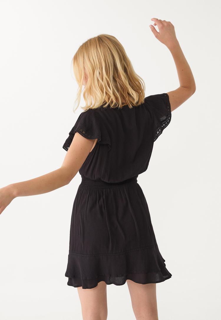 vestido fluido corto volantes