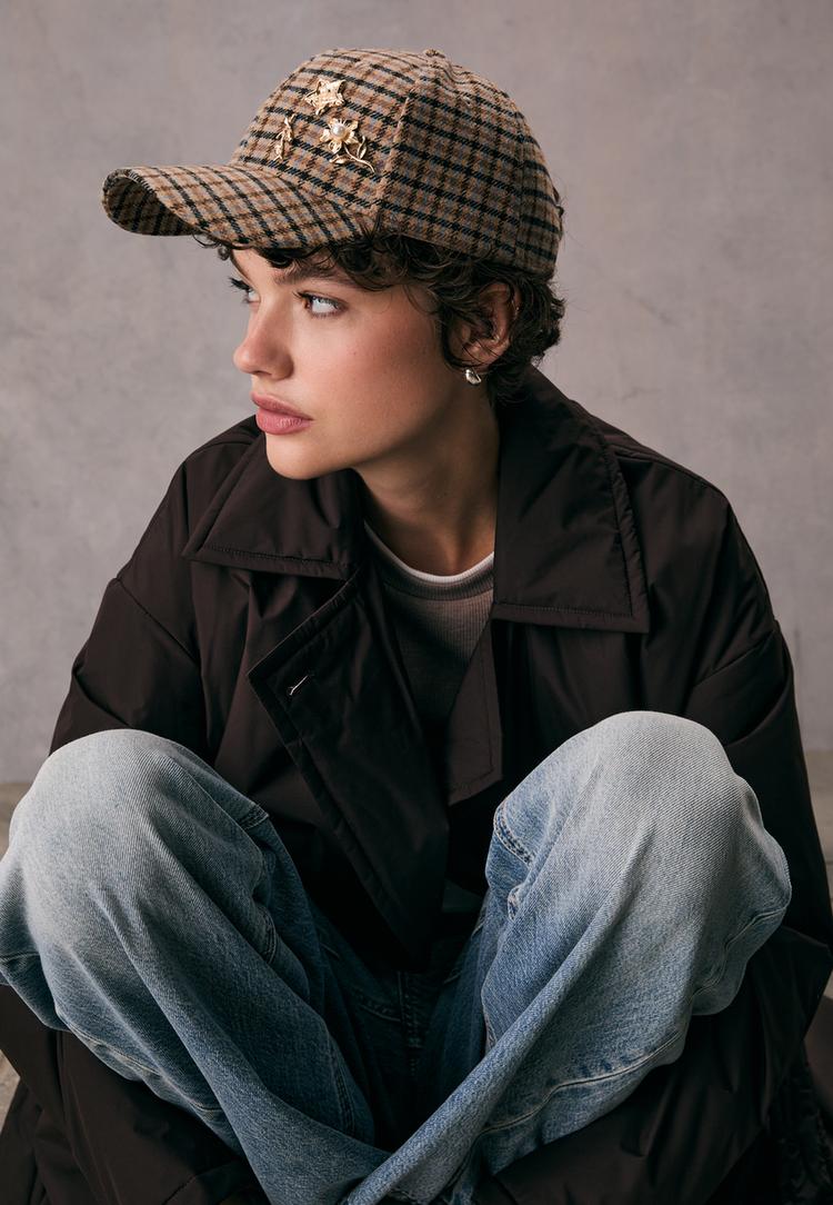 gorra cuadros broches